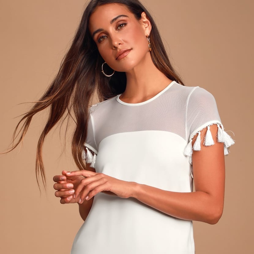 Lulus white shift dress w fringe sleeves. Size XS.